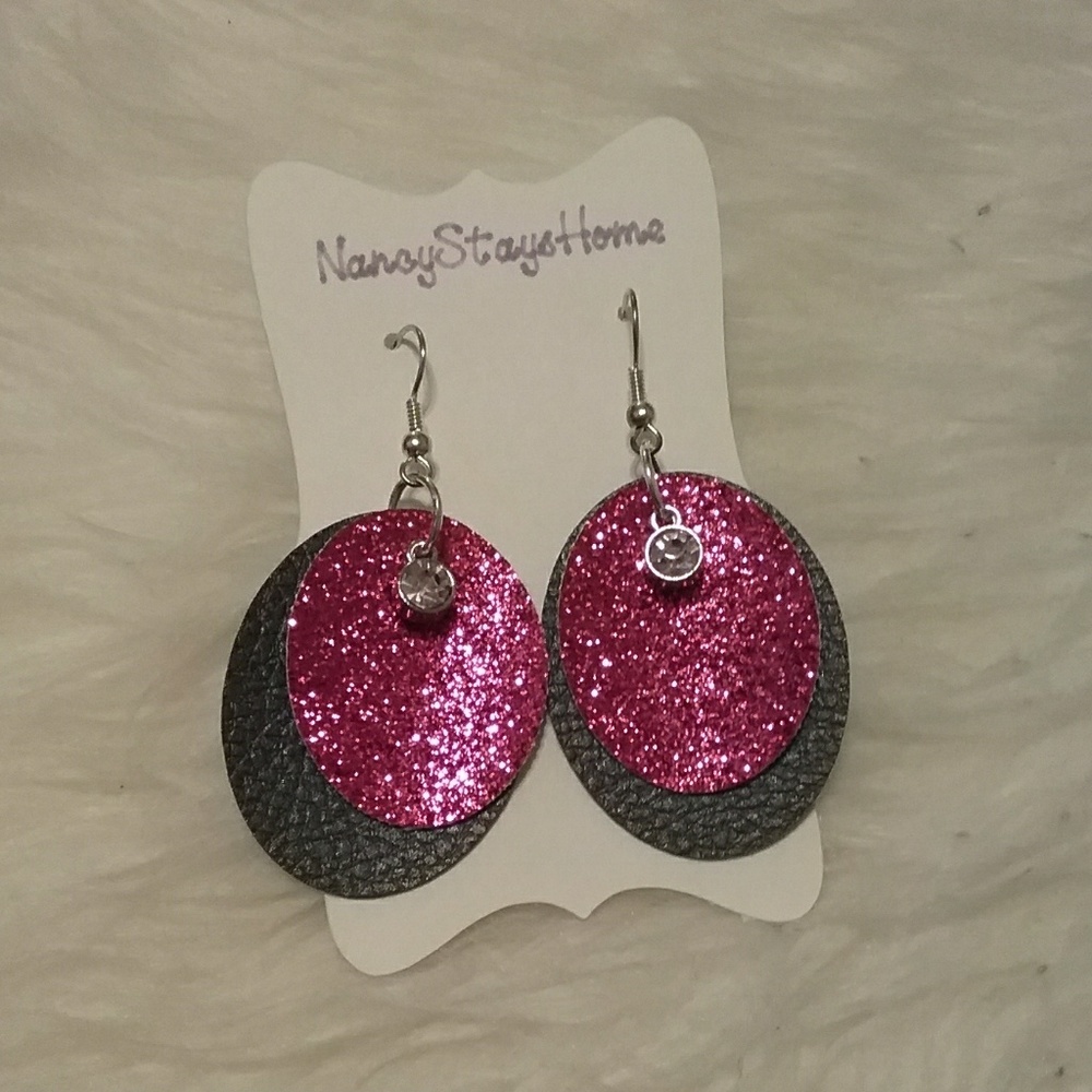 Hot pink glitter & Black faux leather earrings 💗
